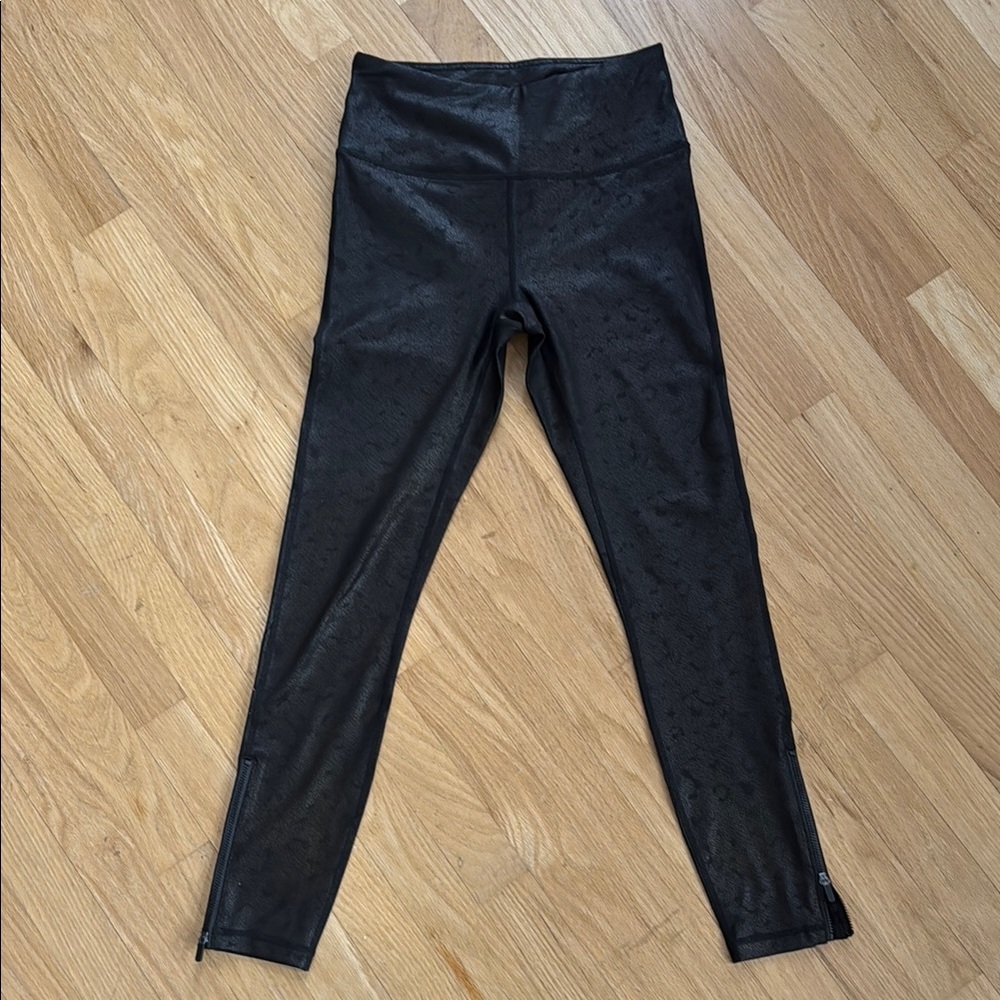 Gaiam Black High-Waisted zipper leg snake print Leggings sz small